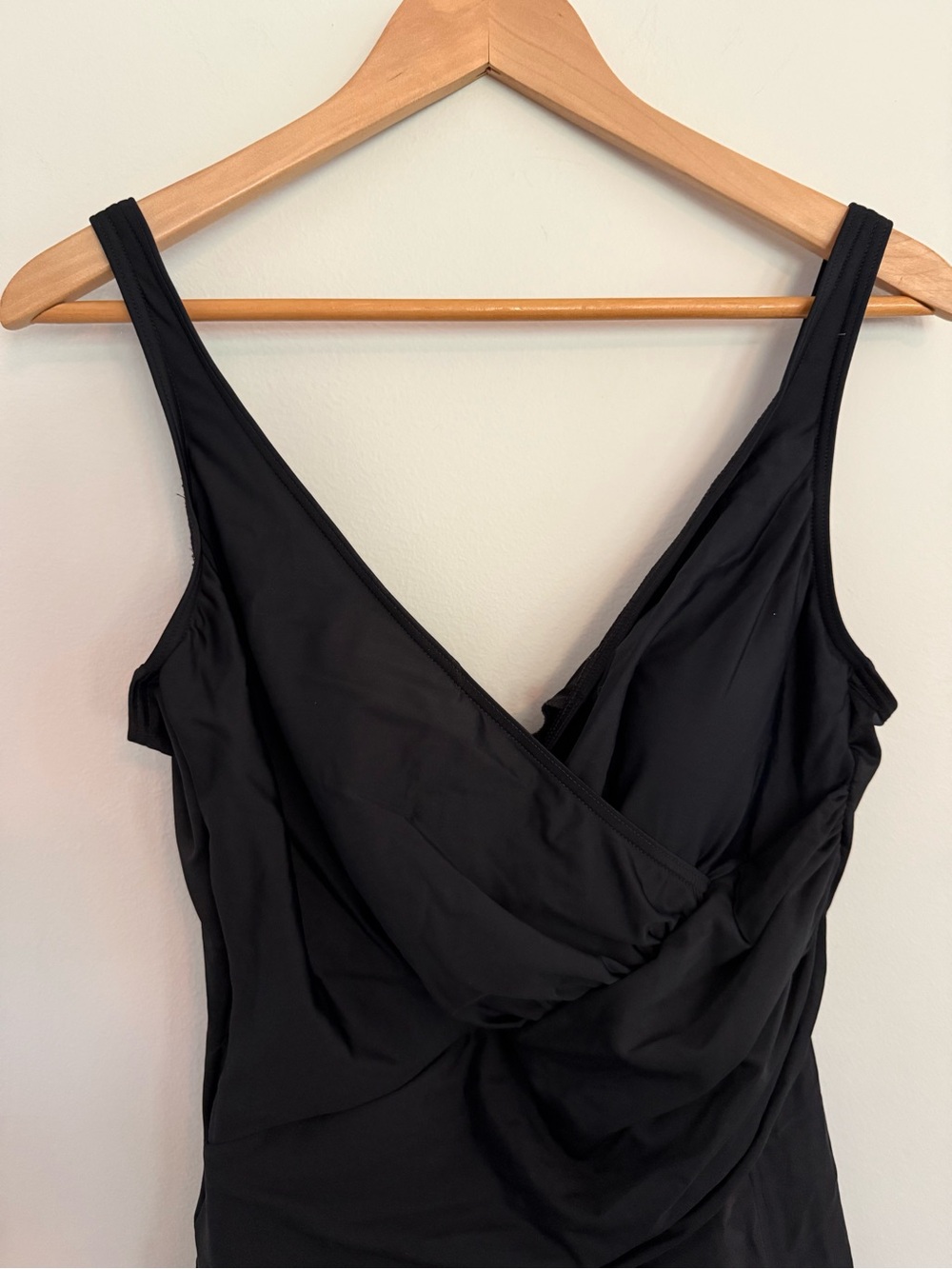 MiracleSuit Aurora Classic Black V-Neck Swimdress size 16 - Picture 4 of 15